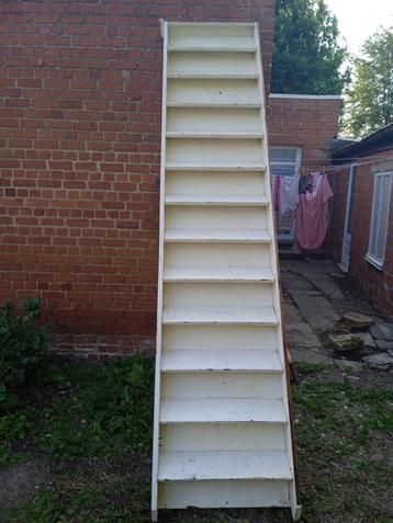 Houten trap 325 cm x 71 cm beschikbaar voor biedingen