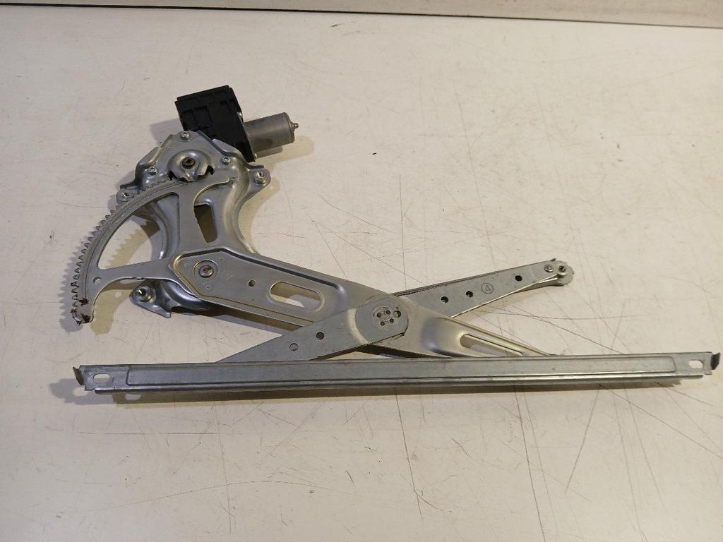 Raammechaniek elektrisch links voor Toyota Prius, Onderdelen@venauto.nl, Van der Ven Autorecycling B.V., Ettenseweg 76, 4706 PB Roosendaal, The Netherlands