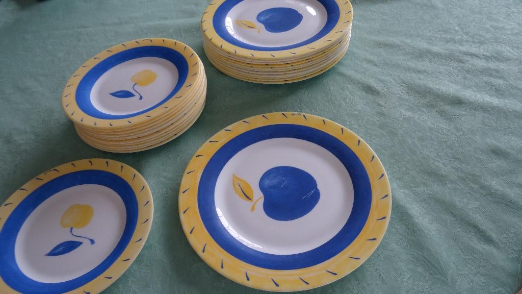 ASSIETTES ET SALADIERS EN ARCOPAL, Maison & Meubles, Enlèvement, Utilisé, Autres matériaux, Assiettes(s)