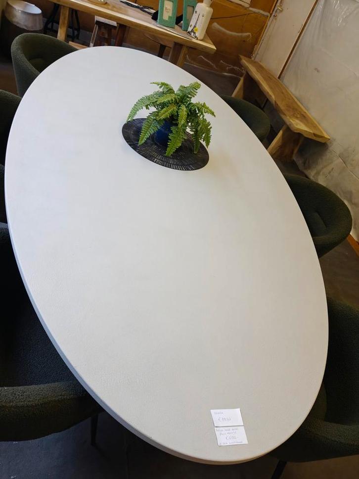 Ovale betonnen eetkamertafel (outlet), Huis en Inrichting, Woonaccessoires | Overige, Nieuw, Ophalen