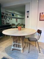 Table ronde en bois, Enlèvement