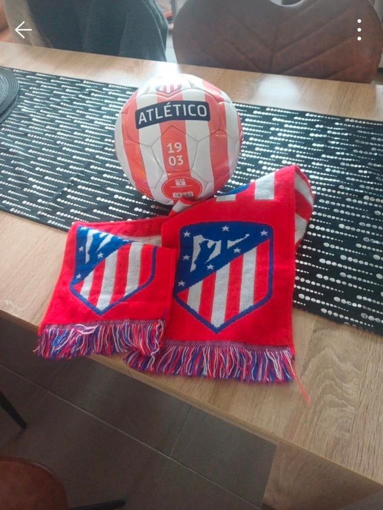 Atletico sjaal en Bal, Verzamelen, Sportartikelen en Voetbal, Ophalen of Verzenden