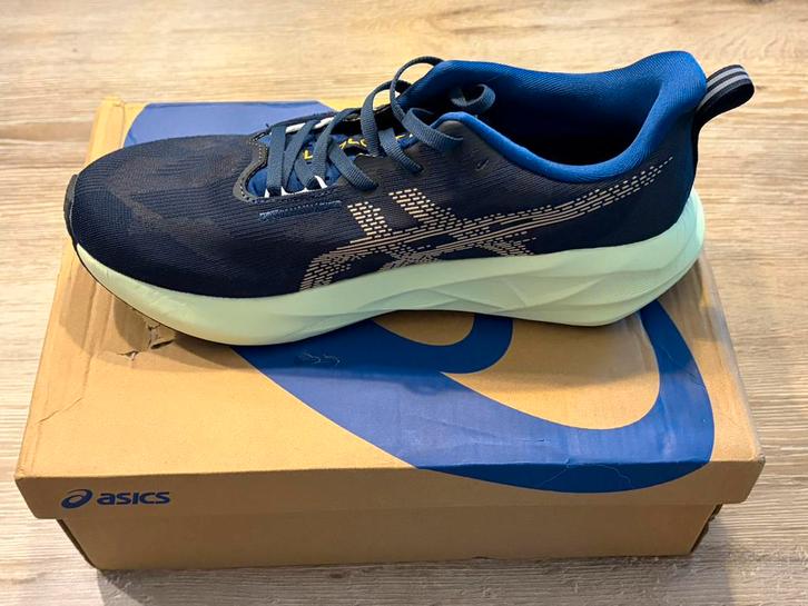 Asics Novablast 5 maat 45 - nieuw, Sports & Fitness, Course, Jogging & Athlétisme, Comme neuf, Chaussures de course à pied, Asics