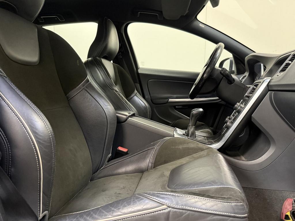 Volvo V60 2.0 D2 Man. - R-Design - GPS - Export!, Auto's, Volvo, 0 kg, 4 cilinders, 1969 cc, 0 kg