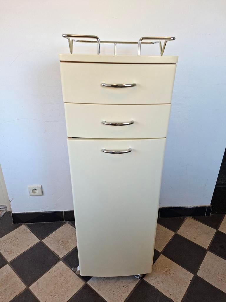 Armoire haute sur roulettes, Enlèvement