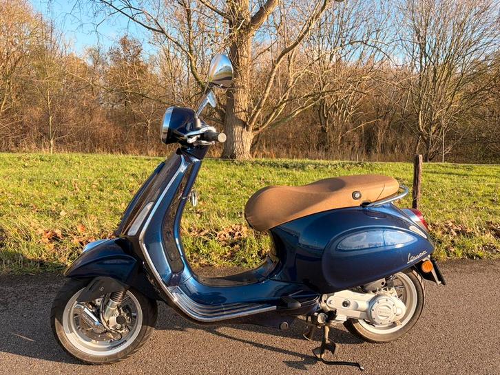 Vespa primavera 50cc b klasse, Fietsen en Brommers, Scooters | Vespa, Zo goed als nieuw, Ophalen