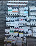 Partij automatische zekeringen & differentieelschakelaars, Doe-het-zelf en Bouw, Ophalen, Zo goed als nieuw