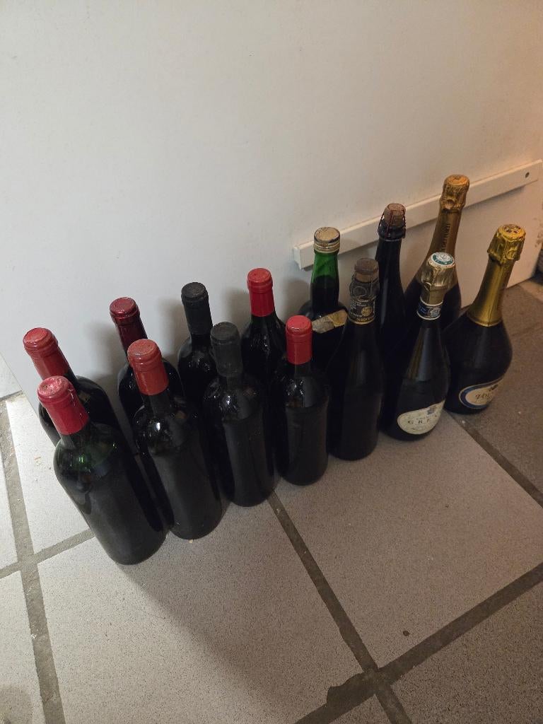 Anciennes bouteilles de vin, Collections, Enlèvement, Utilisé, Vin rouge, Pleine