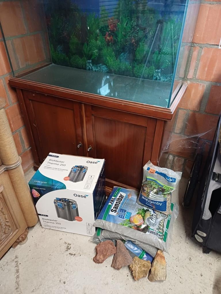 A vendre meuble avec aquarium, Pompe