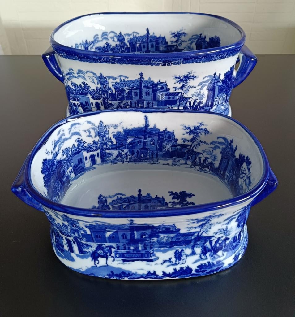 Twee blauw - witte Victoria Ware Ironstone bakken., Ophalen
