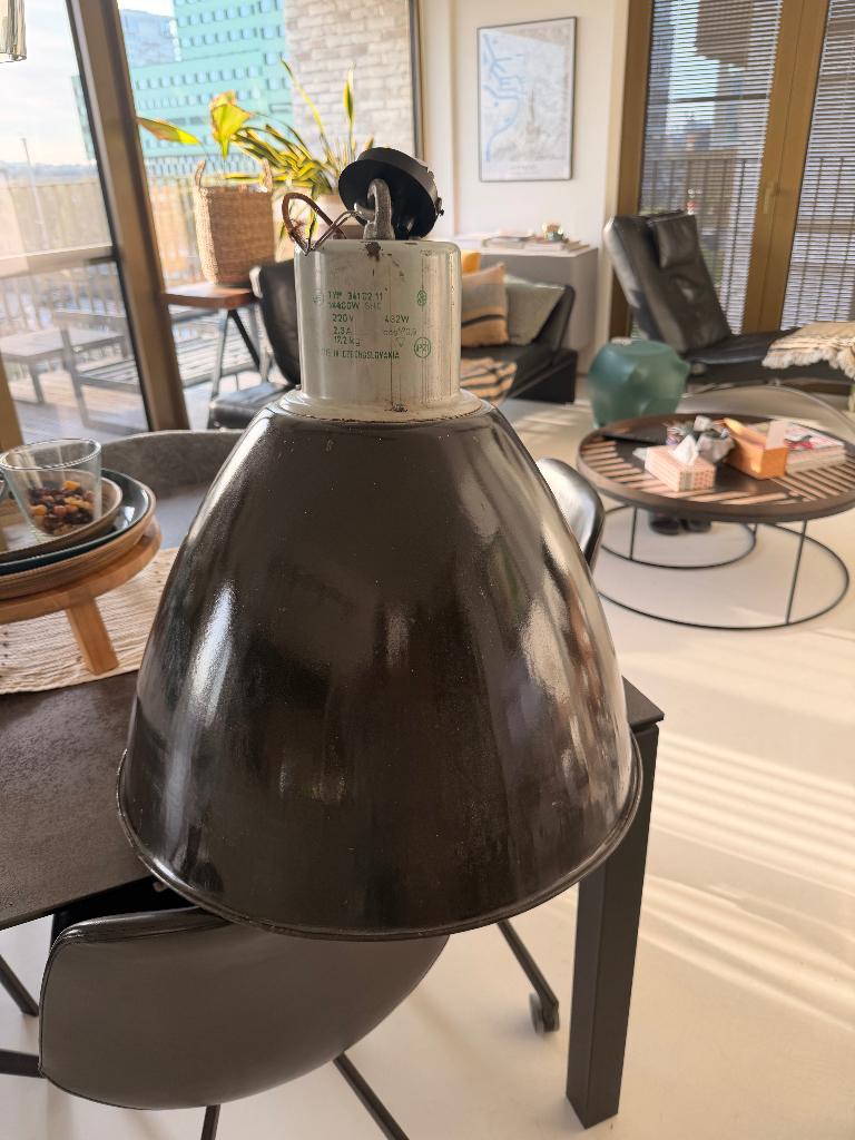 Oude industriële lamp, Ophalen