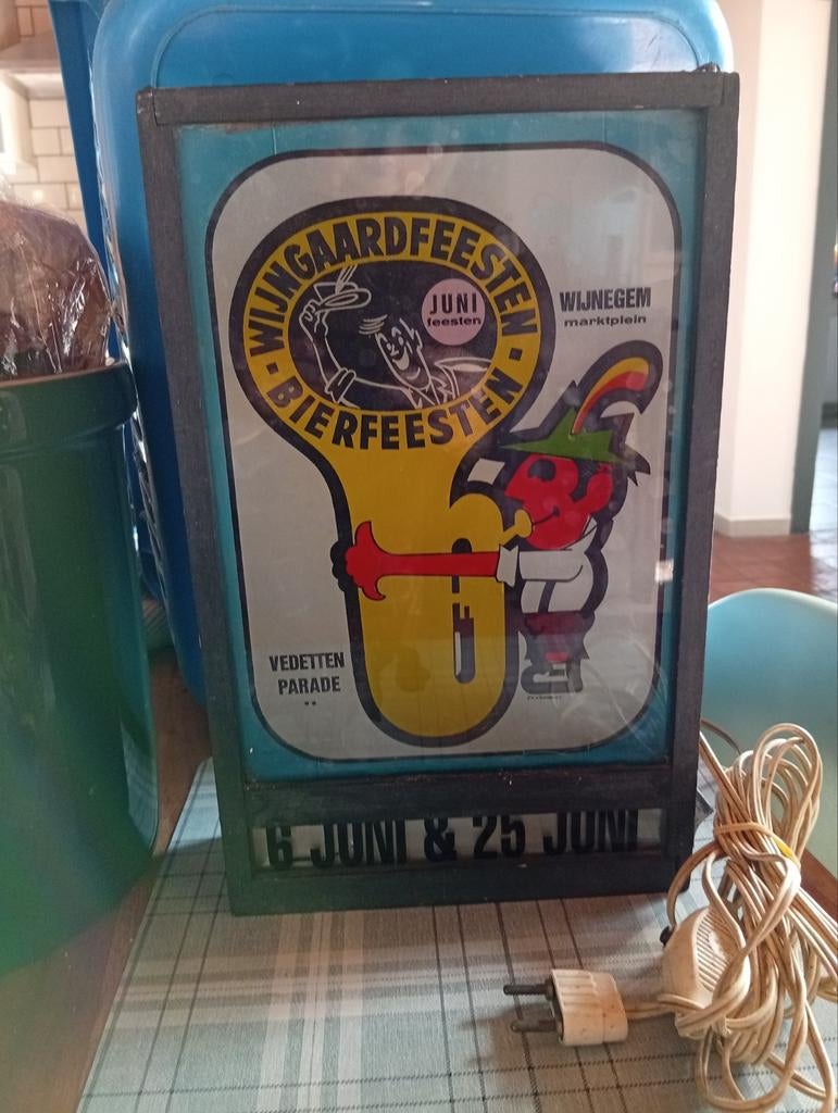 Oude reclame lichtbak Wijnegem bierfeesten werkende staat, Ophalen