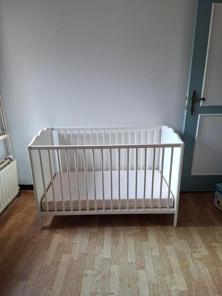 Baby bedje en kast met verzorgingstafel  kussen+ matras, Kinderen en Baby's, Kinderkamer | Complete kinderkamers, Ophalen