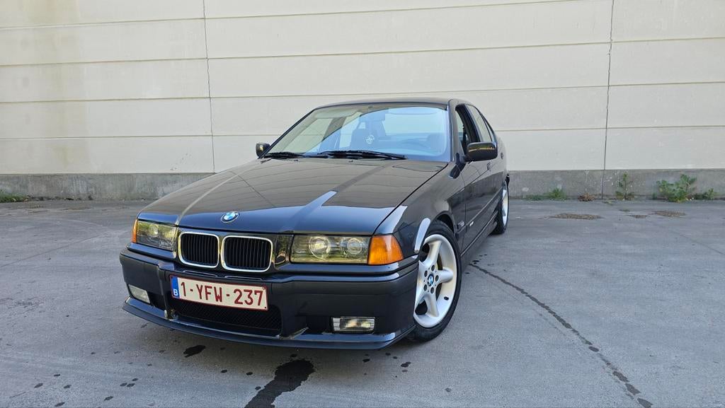 BMW e36 325i oldtimer, Auto's, BMW, Particulier, 3 Reeks, Benzine, Berline, 4 deurs, Handgeschakeld, Zwart, Grijs, Stof, Achterwielaandrijving