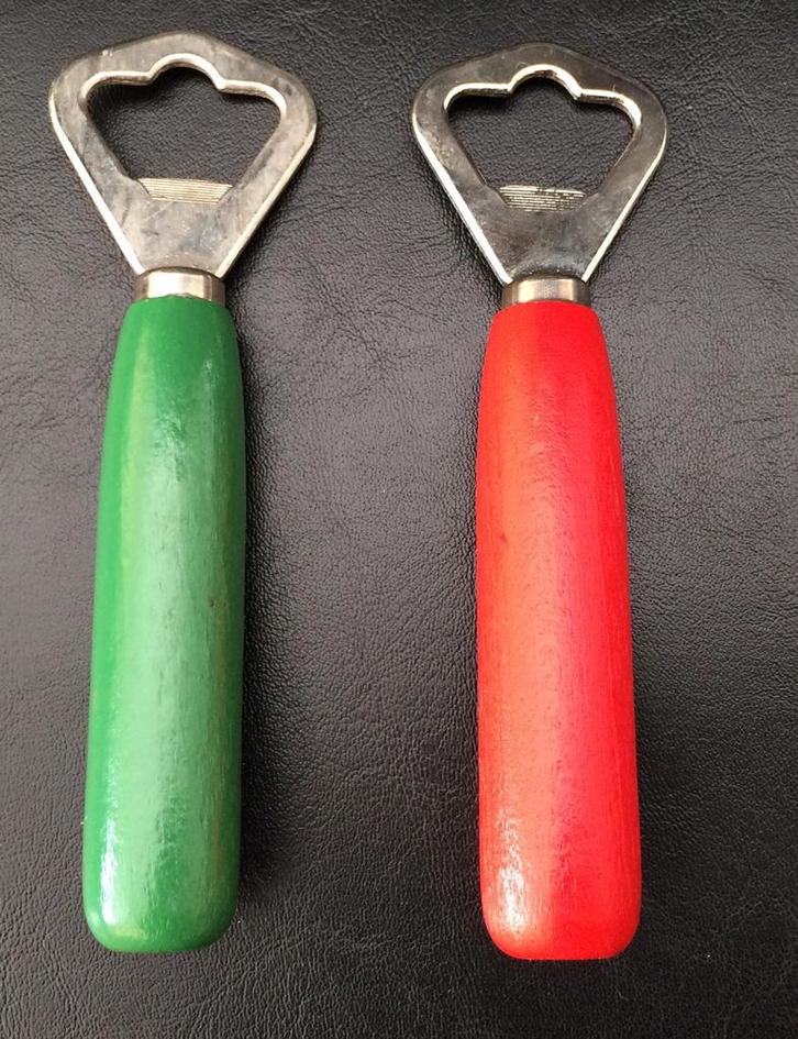 🍄. 2  OUDE  mooi gekleurde flessenopeners, Huis en Inrichting, Keuken | Servies, Zo goed als nieuw, Ophalen of Verzenden
