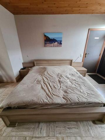 2-persoons(water)bed, 2 nachtskastjes, commode + kleerkast beschikbaar voor biedingen