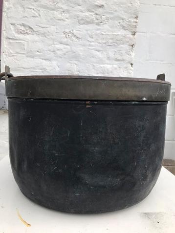 Chaudron en cuivre disponible aux enchères