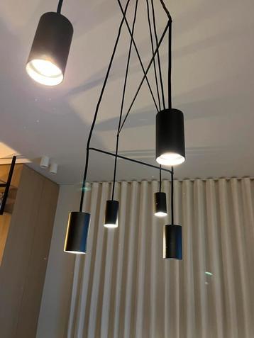 Moderne zwarte hanglamp beschikbaar voor biedingen