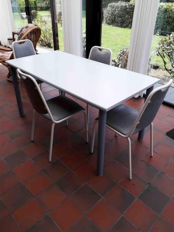 Tafel en stoelen beschikbaar voor biedingen