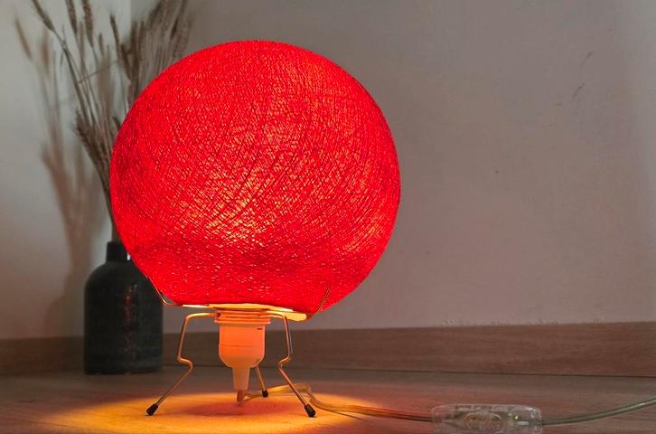 Lampe design boule en fil rouge – ambiance chaleureuse, Huis en Inrichting, Lampen | Tafellampen, Zo goed als nieuw, Metaal, Ophalen of Verzenden
