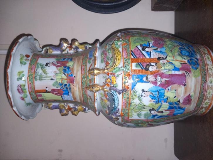 Chinese Canton balustervaas famille rose +2de kapotte., Antiek en Kunst, Antiek | Vazen, Ophalen of Verzenden