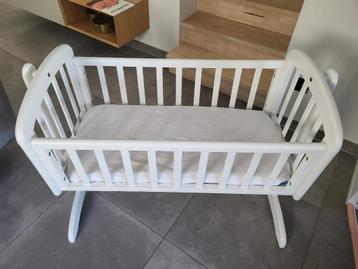 Houten wieg inclusief Aerosleep matras en beschermer beschikbaar voor biedingen