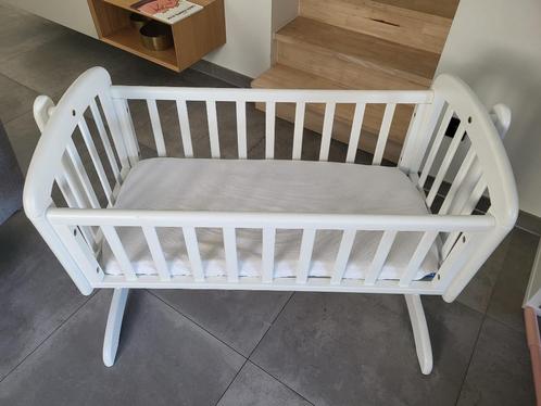 Houten wieg inclusief Aerosleep matras en beschermer, Kinderen en Baby's, Babywiegjes en Ledikanten, Zo goed als nieuw, Wieg, Ophalen
