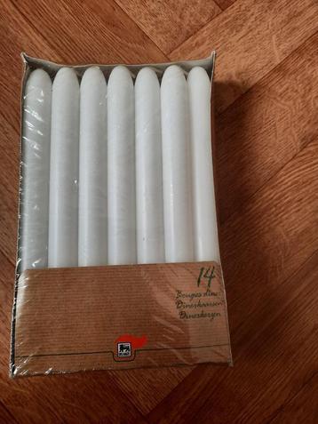 nieuw pak 14 witte diner kaarsen beschikbaar voor biedingen
