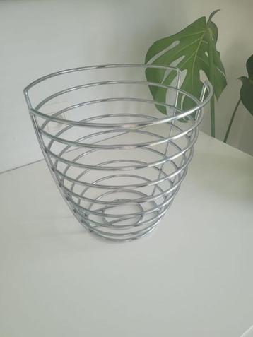 fruitmand metaal beschikbaar voor biedingen