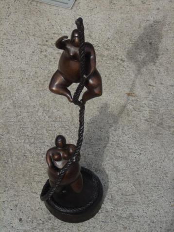 statue art moderne en bronze 2 grosses femmes a la corde