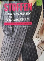 Stoffen veranderen en vormgeven, Boeken, Gelezen, Clark Loeff en Berry Scho, Ophalen of Verzenden, Borduren en Naaien