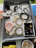 Van alles armbanden  ringen, Handtassen en Accessoires, Kettingen, Gebruikt, Ophalen of Verzenden, Grijs, Overige materialen