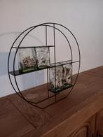 Rek met decoratie, hoogte 58 cm en breedte 60 cm., Enlèvement