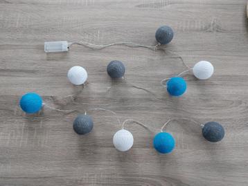 Lampenslinger - witte, blauwe en grijze ballen