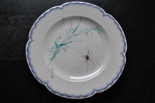 Aardewerken bord versierd met spin en spinneweb gesigneerd, Antiek en Kunst, Antiek | Keramiek en Aardewerk, Ophalen of Verzenden