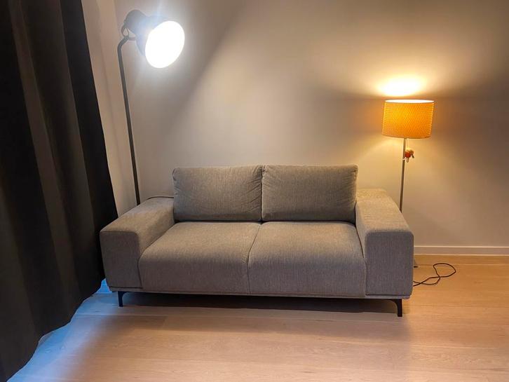 Canapé grise, Huis en Inrichting, Zetels | Zetels, Zo goed als nieuw, Rechte bank, Tweepersoons, 150 tot 200 cm, Minder dan 75 cm