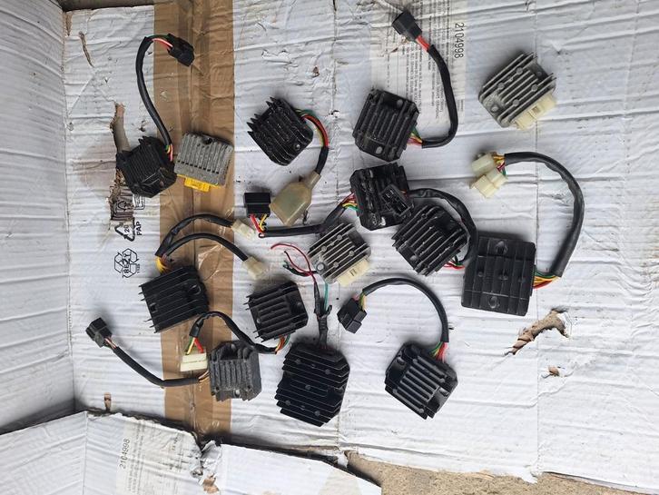 Diverse spanningsregelaar 50cc scooter sym kymco neco gts, Fietsen en Brommers, Brommeronderdelen | Algemeen, Zo goed als nieuw