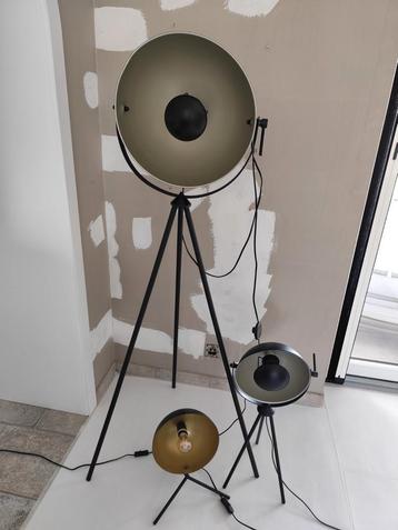 Grote vloerlamp, middelgrote en kleine sfeerlamp beschikbaar voor biedingen