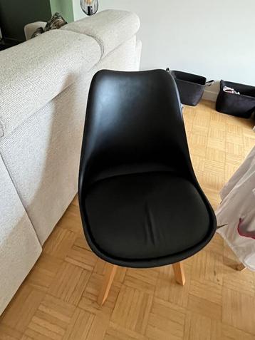 4 Zwarte stoelen beschikbaar voor biedingen