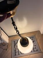 Mooie lamp in melkglas. Met koperen ketting., Antiek en Kunst, Ophalen