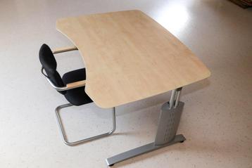 Ruim en stevig professioneel bureau, in HOOGTE regelbaar beschikbaar voor biedingen