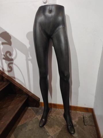 Paspobenen zwart vrouw beschikbaar voor biedingen