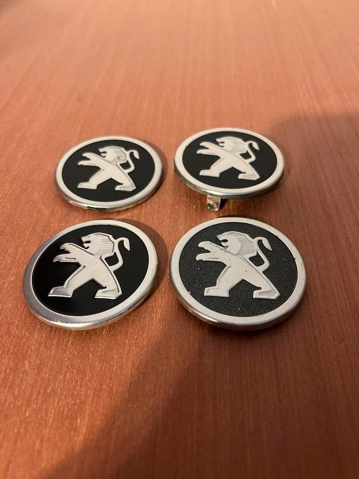 4 Peugeot logo's om te plakken, diameter 6cm., Auto diversen, Wieldoppen, Zo goed als nieuw