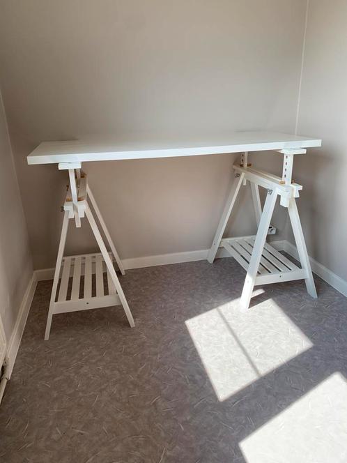 Witte schraag / bureau – IKEA, Huis en Inrichting, Bureaus, Zo goed als nieuw, Bureau, In hoogte verstelbaar, Ophalen