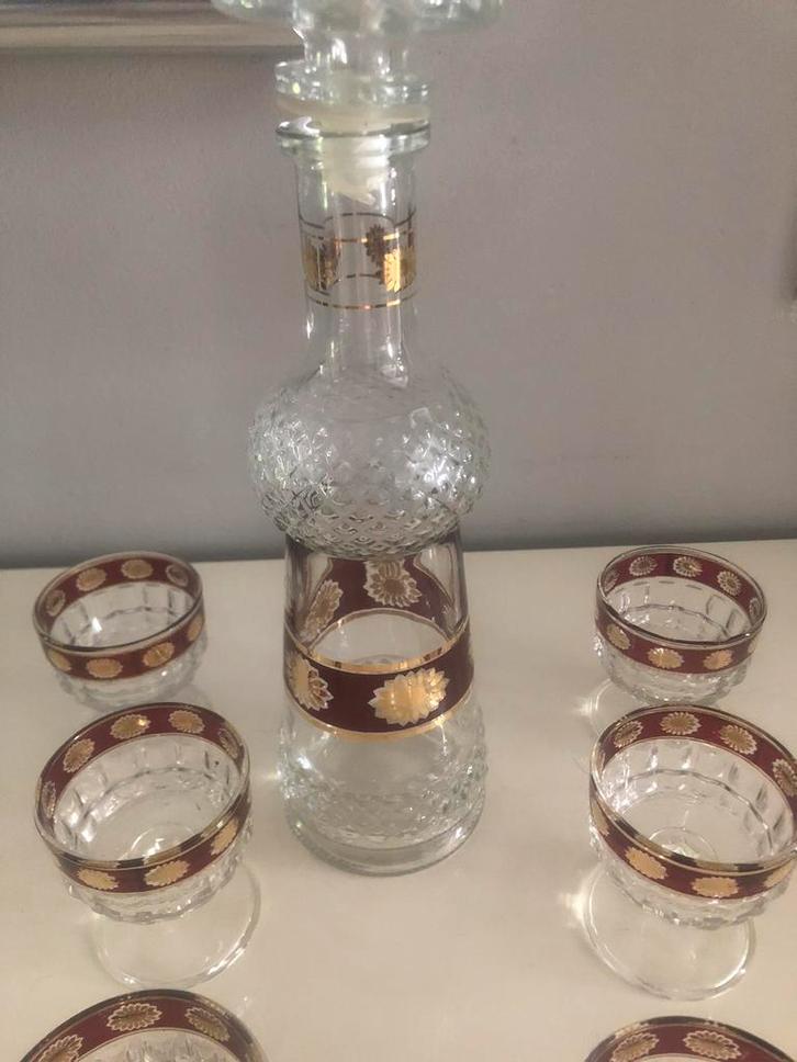 Carafe et 8 verres art déco Bordeaux et or, Huis en Inrichting, Woonaccessoires | Etagères, Zo goed als nieuw