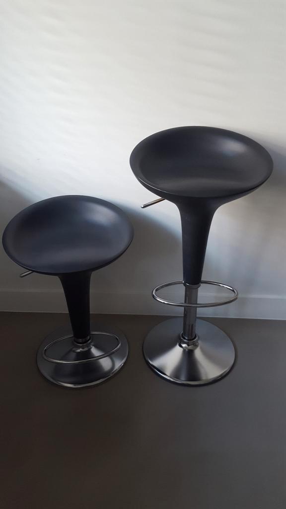 Originele BOMBO MAGIS barkrukken (antraciet/ALU&wit), Huis en Inrichting, Barkrukken, Zo goed als nieuw, 60 tot 90 cm, Kunststof