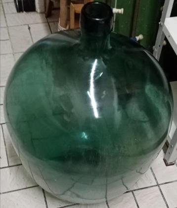 hele grote glazen kruik groen beschikbaar voor biedingen