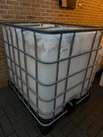 IBC container 1000L werd gebruikt voor water beschikbaar voor biedingen