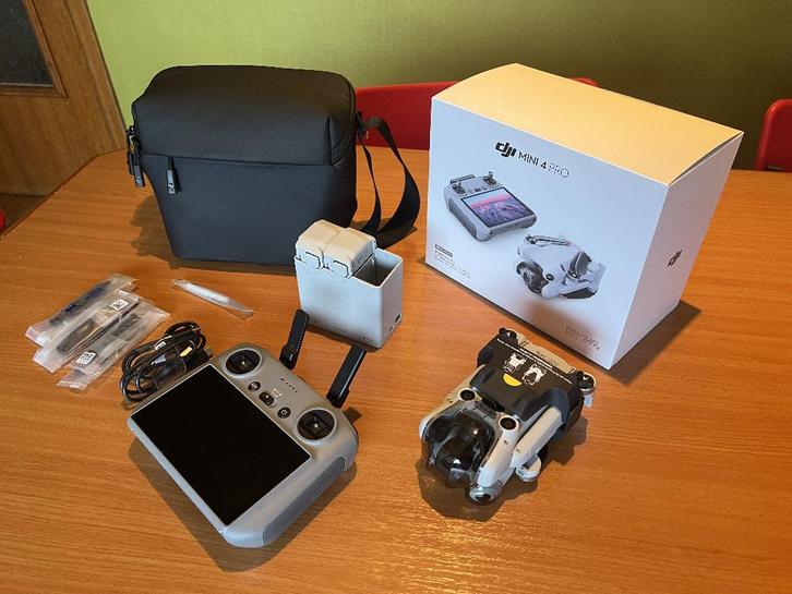 DJI Mini 4 Pro Fly More Combo met RC 2 slimme controller, Audio, Tv en Foto, Drones, Nieuw, Drone met camera, Ophalen of Verzenden