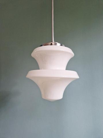Suspension Art Déco en opaline blanche, 1920-30  beschikbaar voor biedingen